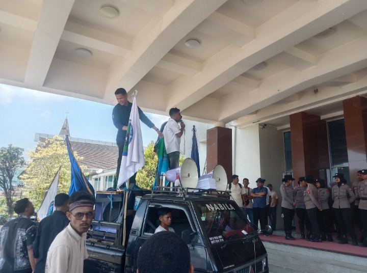 Mahasiswa kabupaten Maluku Barat daya mengelar aksi demonstrasi di kantor gubernur Maluku. Senin, (5/10/2026). Foto: Mn/Ms. 