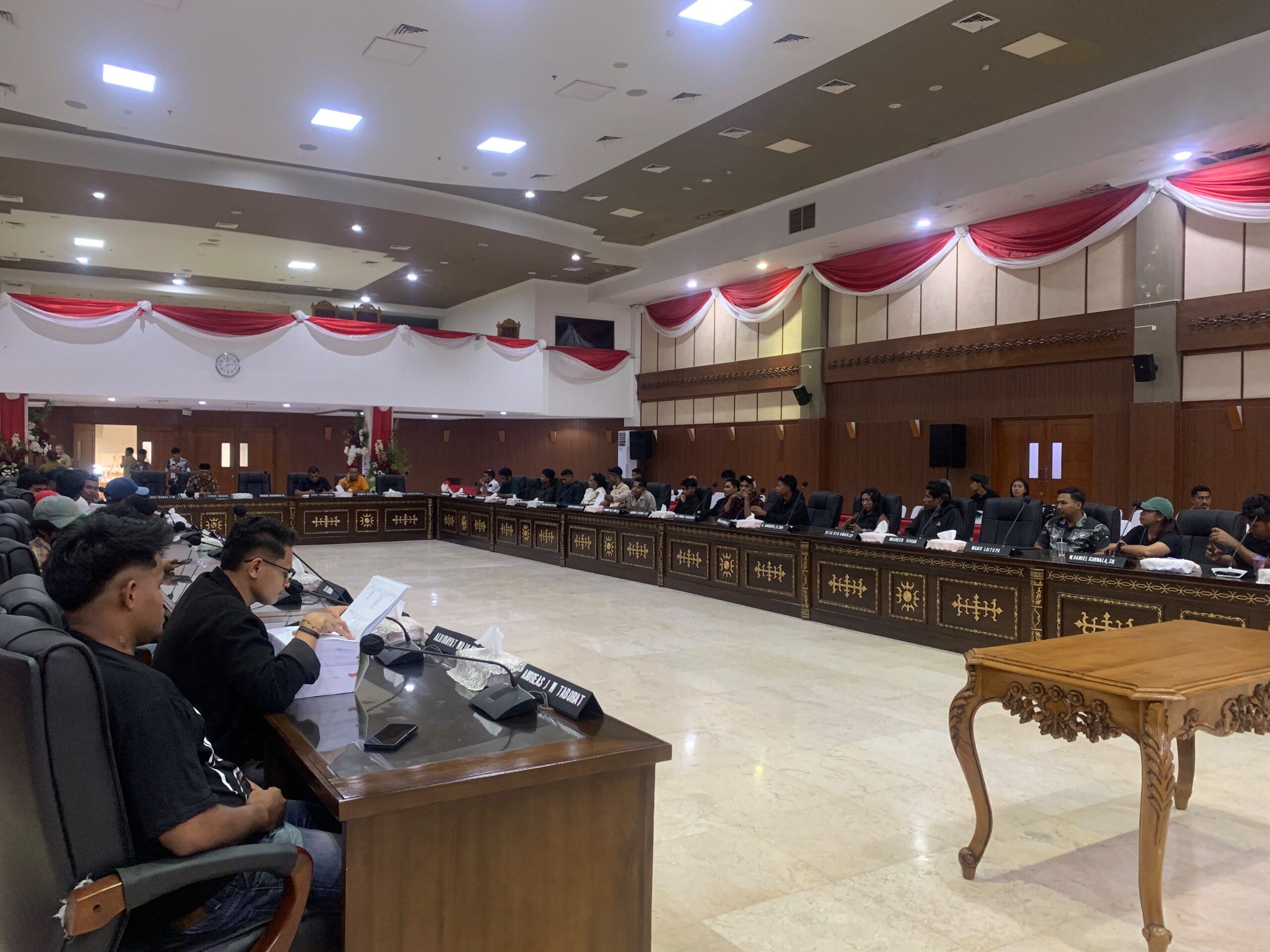 Mahasiswa MBD Gelar Demo di Kantor Gubernur dan DPRD Maluku, Ini Tuntutan Mereka 5 motion photo 8765205194460876469 scaled